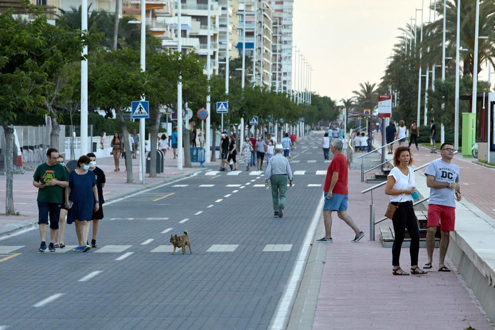 Los vecinos llenan el paseo Marítim Neptú de Gandia