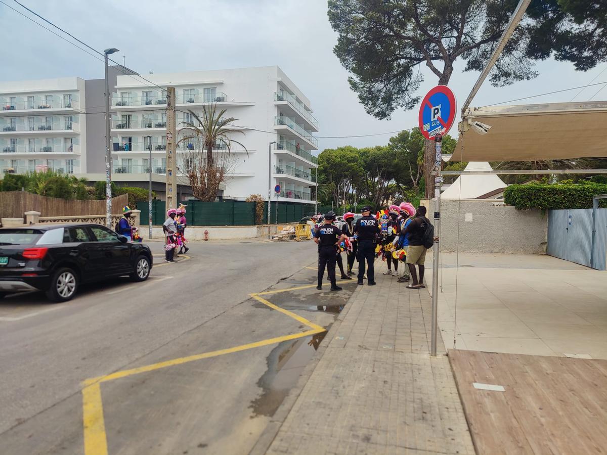Ortspolizisten laden Straßenhändler ein, die Gegend zu verlassen.