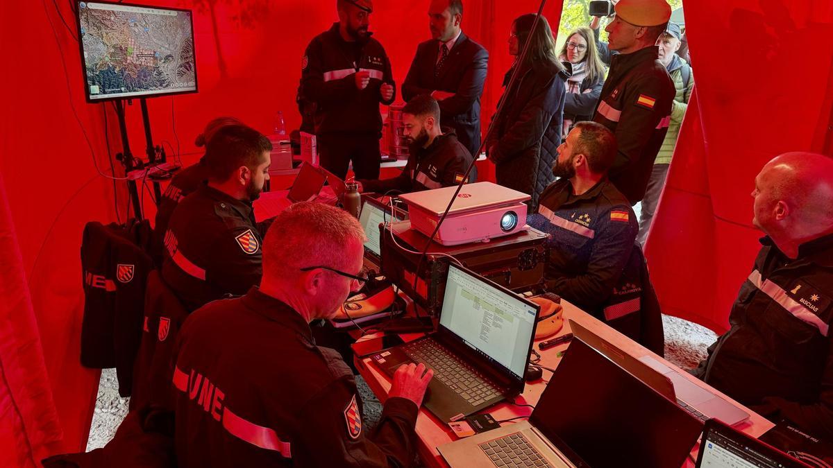 Els consellers de Presidència i Interior, Albert Dalmau i Núria Parlon, visiten la carpa de la UME del centre de comandament avançat de Torreferrussa.