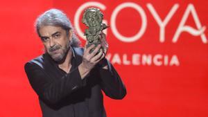 Resumen de la gala de los premios Goya 2022.  En la foto, Fernando León de Aranoa con uno de los premios.