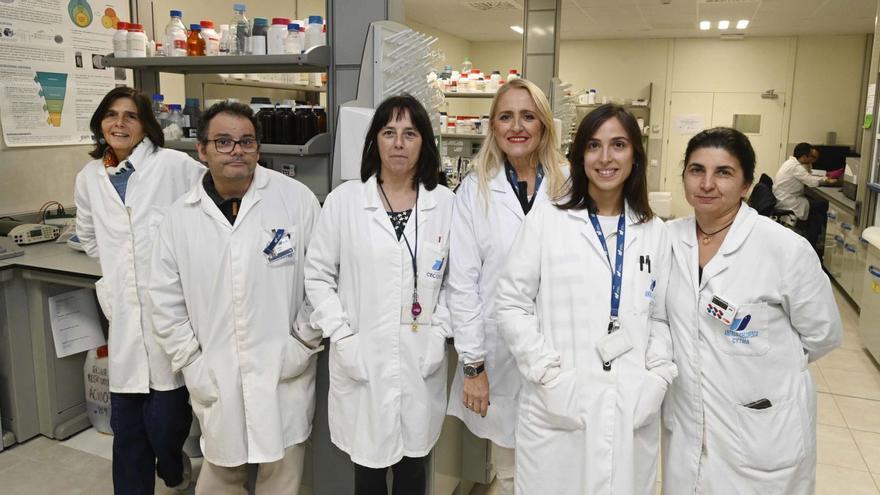 Celina Costas (tercera por la derecha), ayer, con el resto del equipo investigador de Anfaco-Cecopesca. | Pablo H. Gamarra