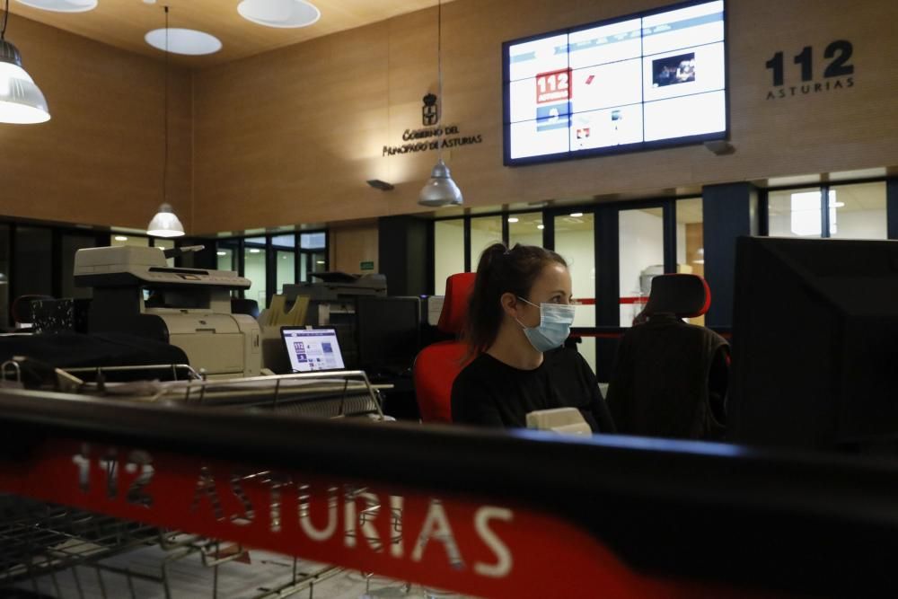 Adrián Barbón visita las instalaciones del 112 en Asturias