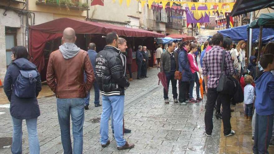 Toresanos y visitantes aprovechan la última jornada del mercado medieval para realizar compras. Foto