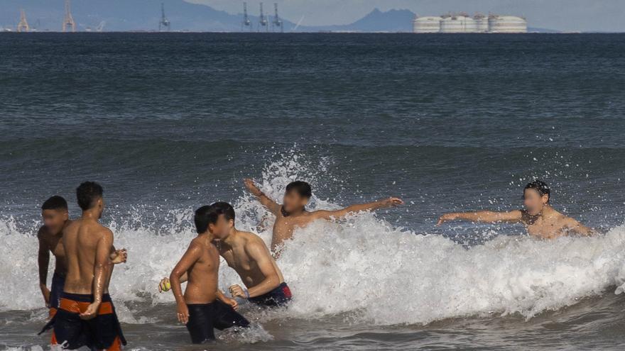 Baños en la playa para dar la bienvenida a noviembre