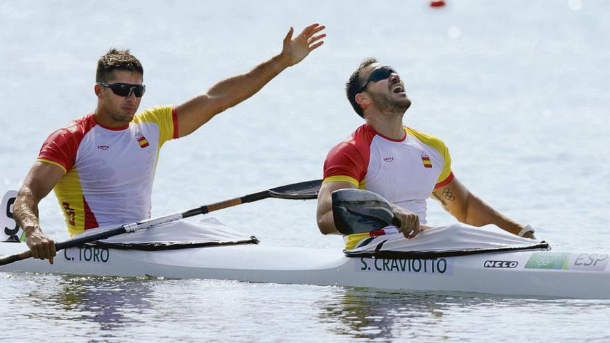 Cristian Toro y Saúl Craviotto celebran el triunfo en el K-2 200.