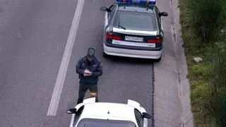 Multado con 200 euros por llevar la baliza v-16 pero usar mal el teléfono: la Guardia Civil vigila las guanteras de los conductores asturianos