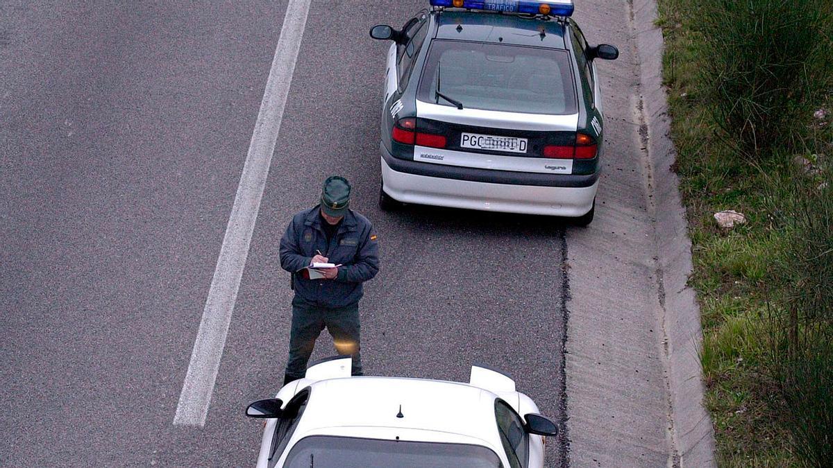 Multado con 200 euros por llevar la baliza v-16 pero usar mal el teléfono: la Guardia Civil vigila las guanteras de los conductores asturianos