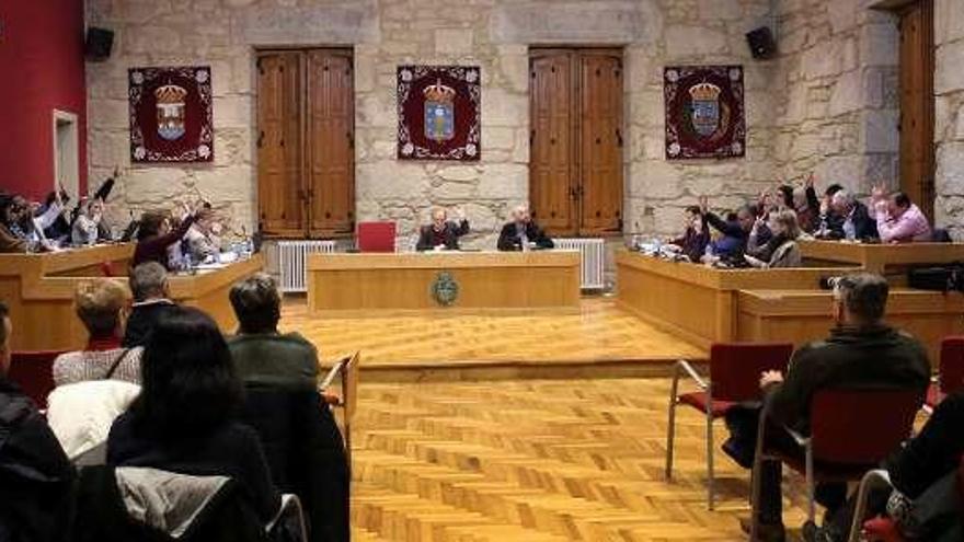 Xosé Represas preside una sesión plenaria en Ponteareas. // D.P.