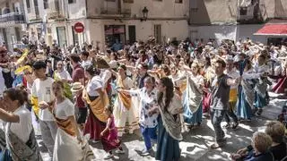 Sant Vicenç es bolca amb el ball de Gitanes i omple la plaça de cultura i tradició