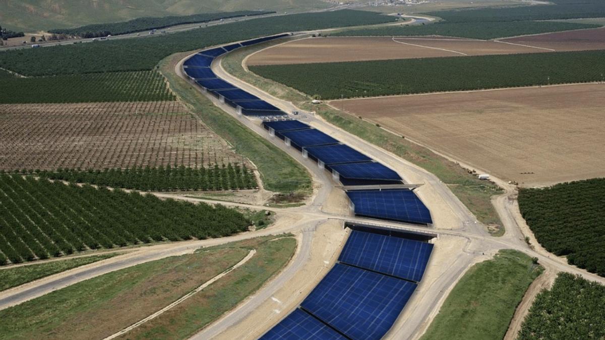 Recreación de un proyecto de planta solar sobre un canal de riego, que ya funcionan en California e India, entre otros países