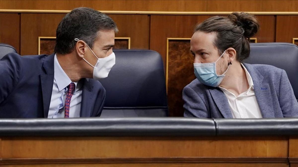 Pedro Sánchez y el vicepresidente segundo, Pablo Iglesias, durante el debate de la moción de censura de Vox contra el Gobierno, el pasado 22 de octubre en el Congreso.