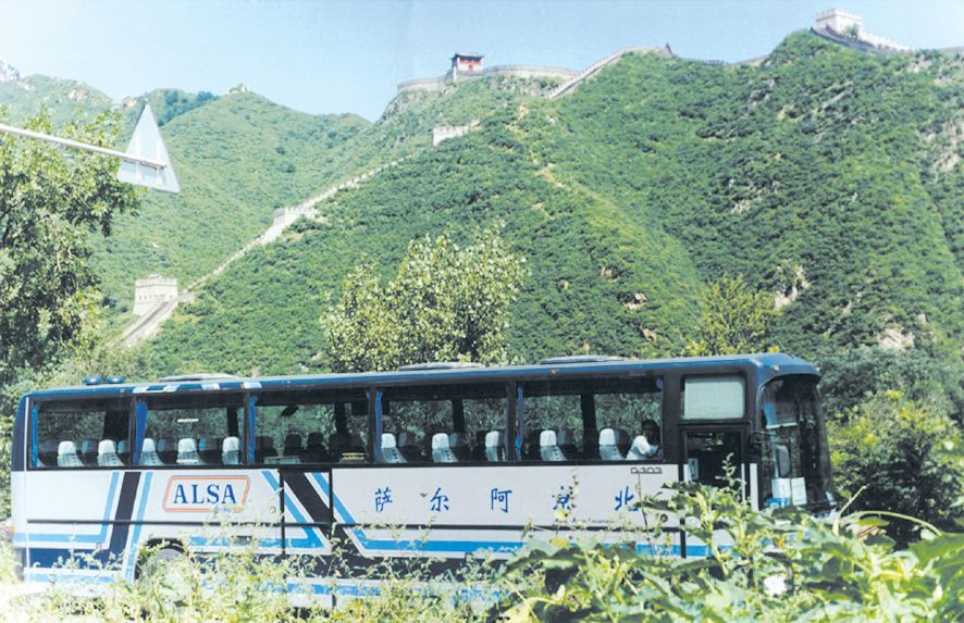 Autocar de Alsa ante la gran muralla China