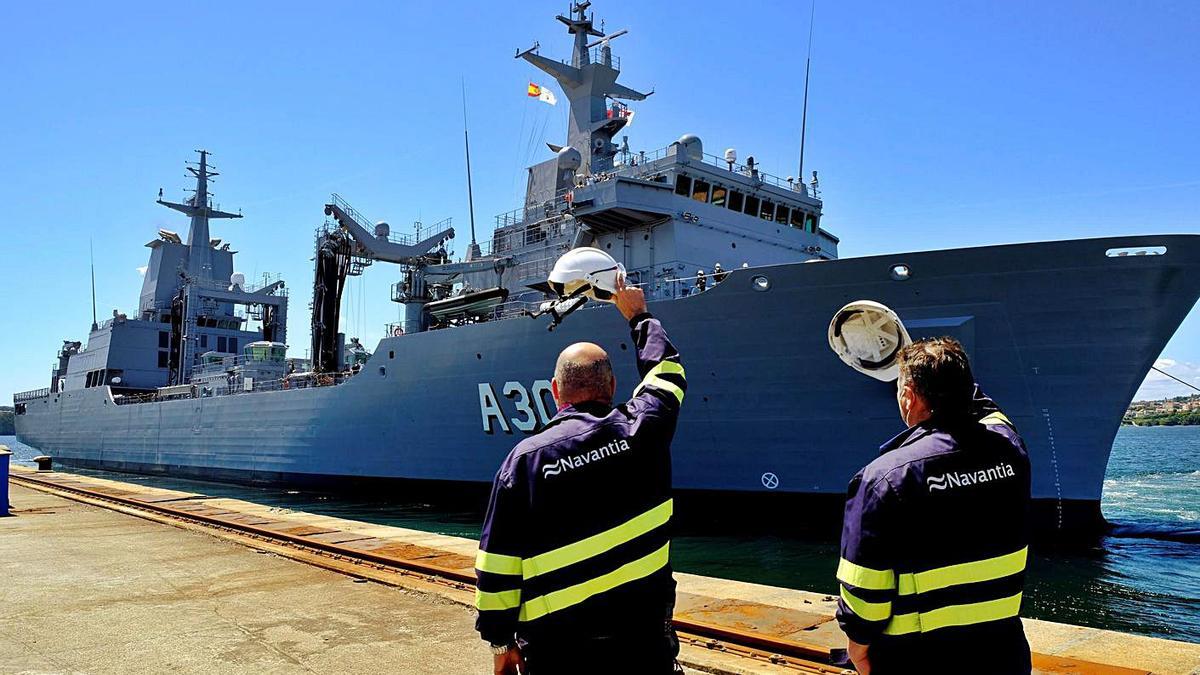 Dos operarios de Navantia Ferrol despiden al buque australiano ‘Stalwart’. |   // KIKO DELGADO