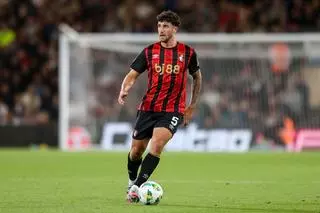 El Bournemouth deja libre a Senesi y el central espera al Barça