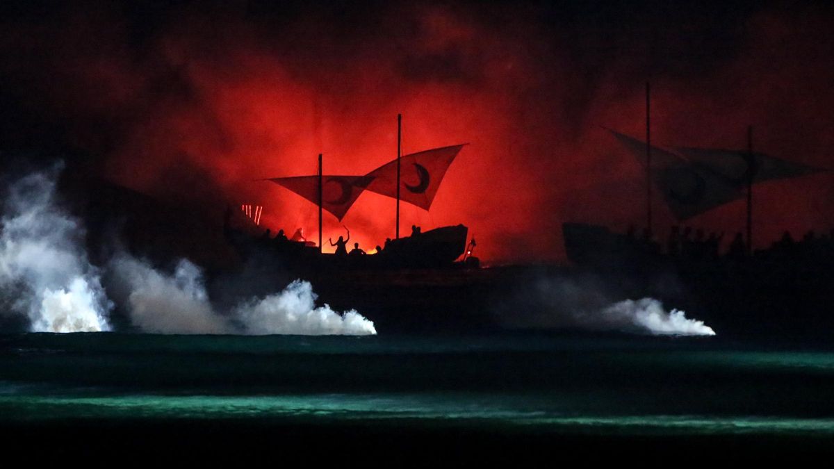 El público asistente podrá ver durante toda la noche un espectáculo pirotécnico en la playa con el sonido de los arcabuces en tierra y la llegada de 25 embarcaciones sarracenas que toman posiciones en la costa.