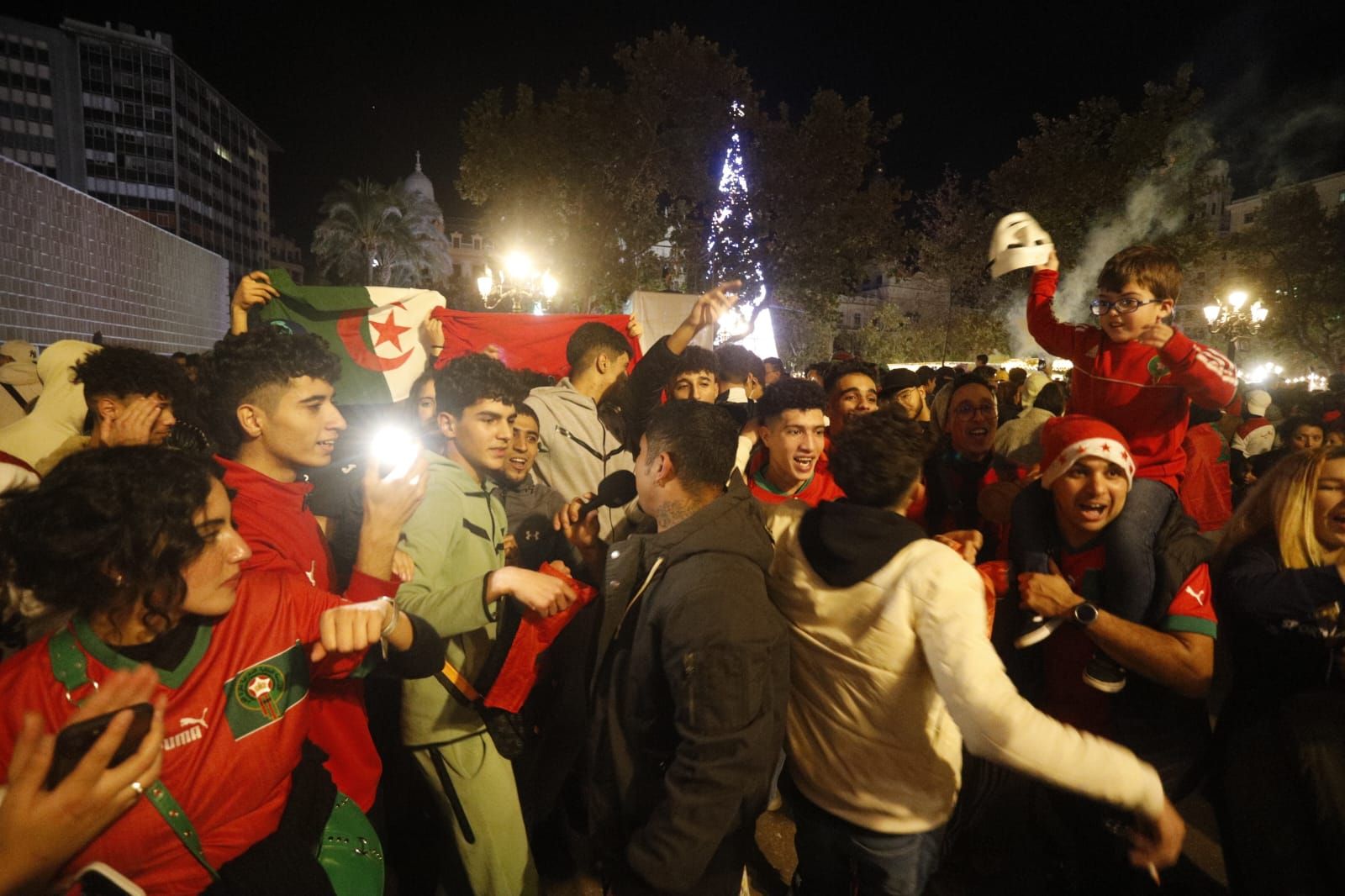 Cientos de marroquís celebran en la plaza del Ayuntamiento de València su pase a semifinales