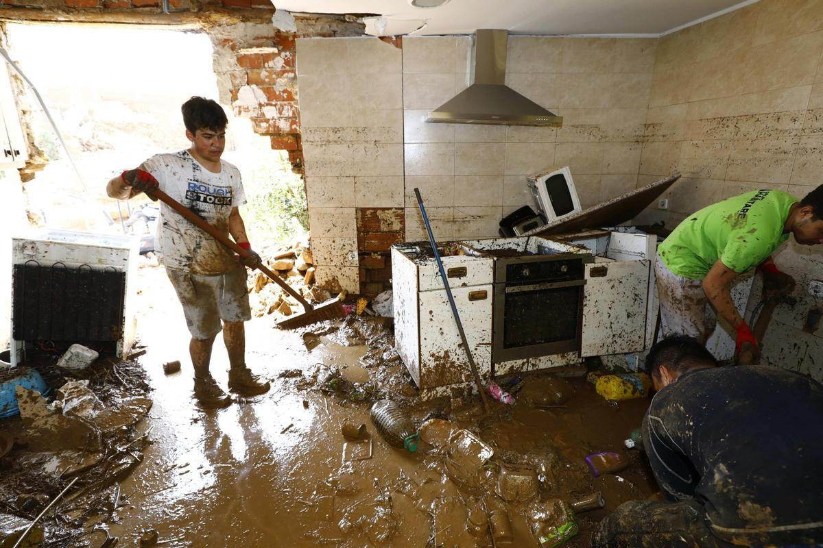 La casa de María Jesús durante la riada y un año después.