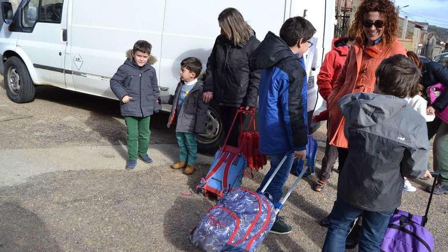 Los escolares de Ferreras son recogidos por sus madres a la salida del colegio.