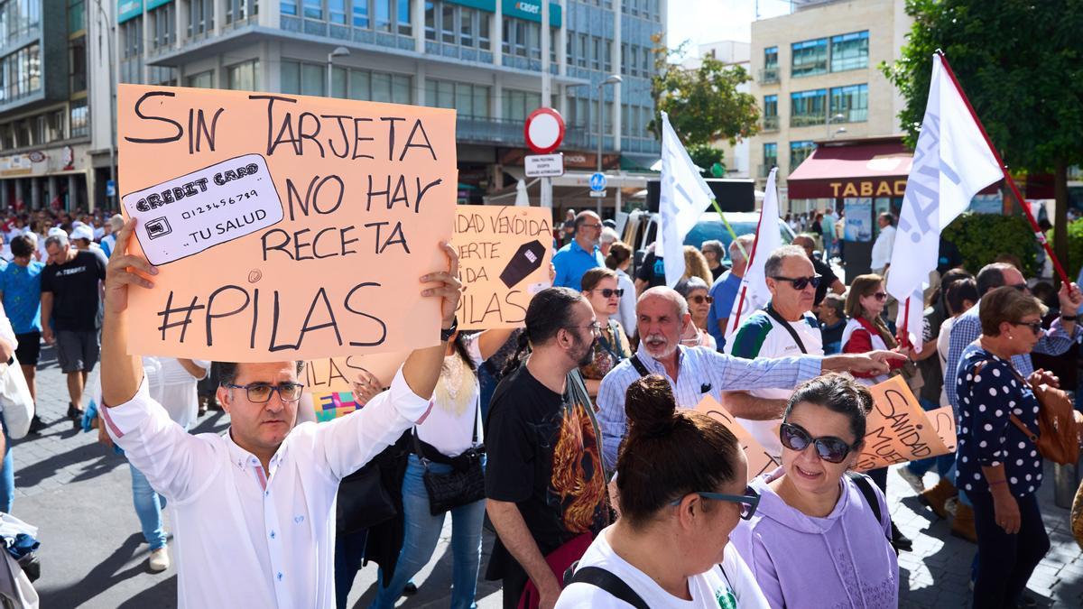 La manifestación de Marea Blanca en Cádiz para exigir mejoras en la atención primaria.