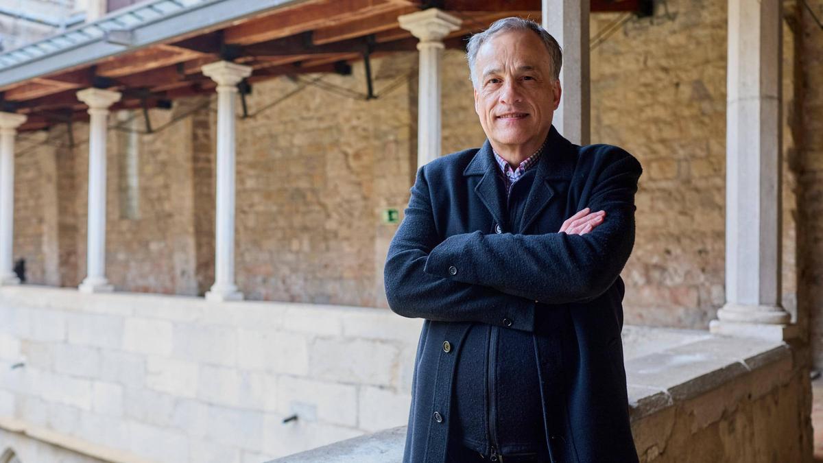 José Manuel Fernández-Real en un dels claustres del campus del Barri Vell.
