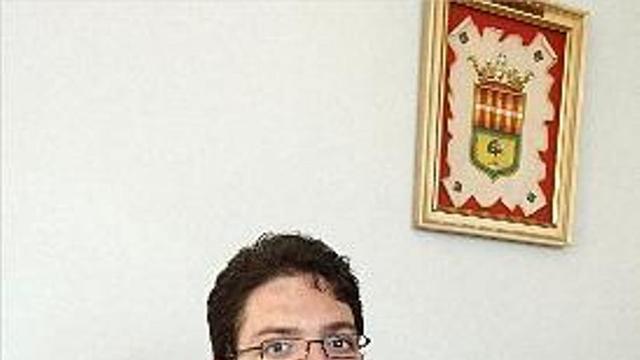 El alcalde Raga maneja el ordenador con un largo lápiz.