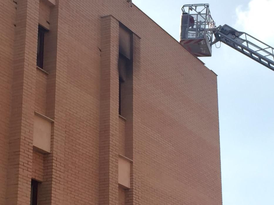 El fuego, de dimensiones notables, ha arrasado al menos una vivienda y ha obligado al desalojo de los vecinos