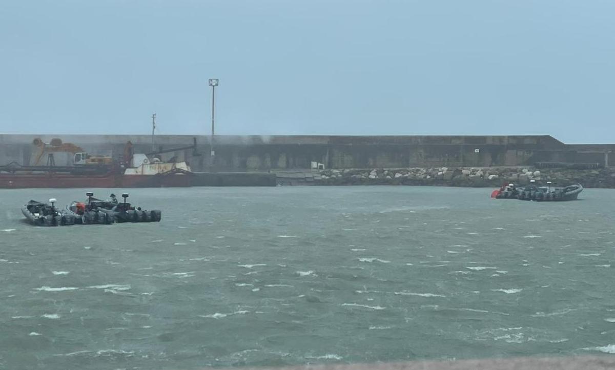 Narcolanchas abarloadas de tres en tres en el puerto de Barbate en enero pasado. L.B.