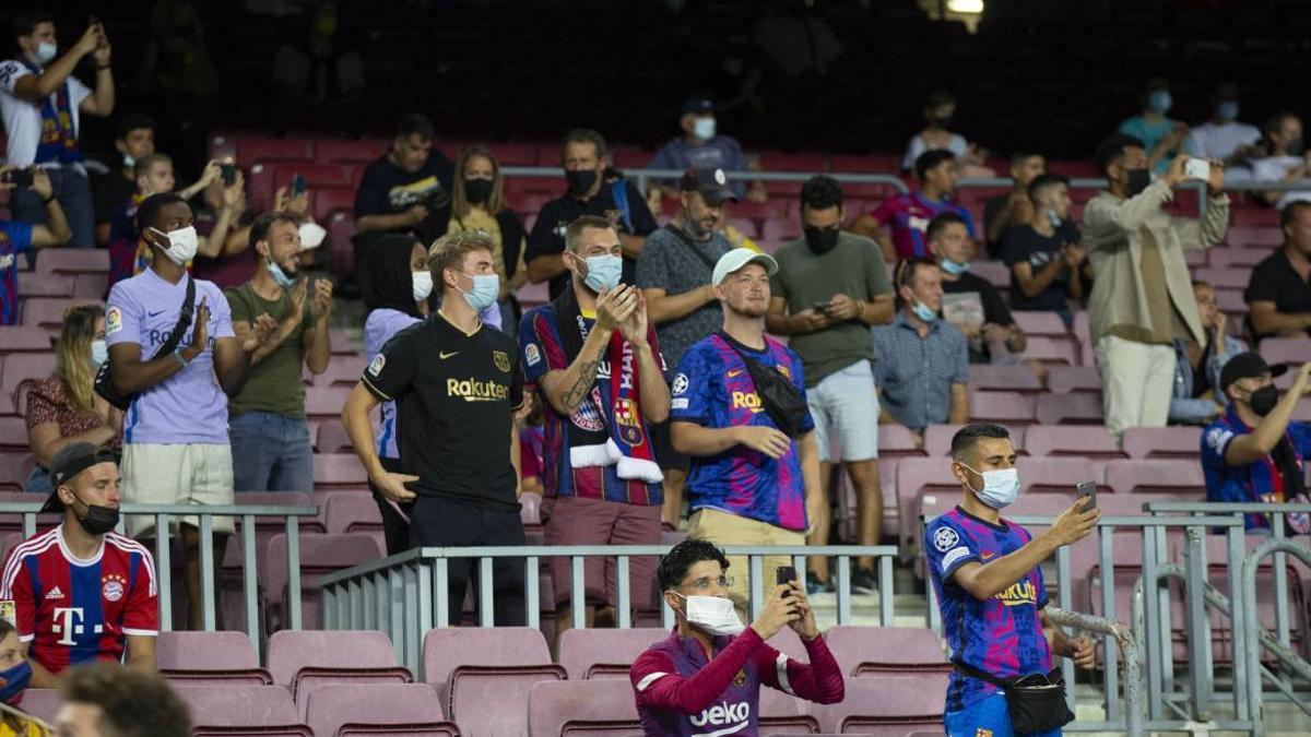 Público en el Camp Nou