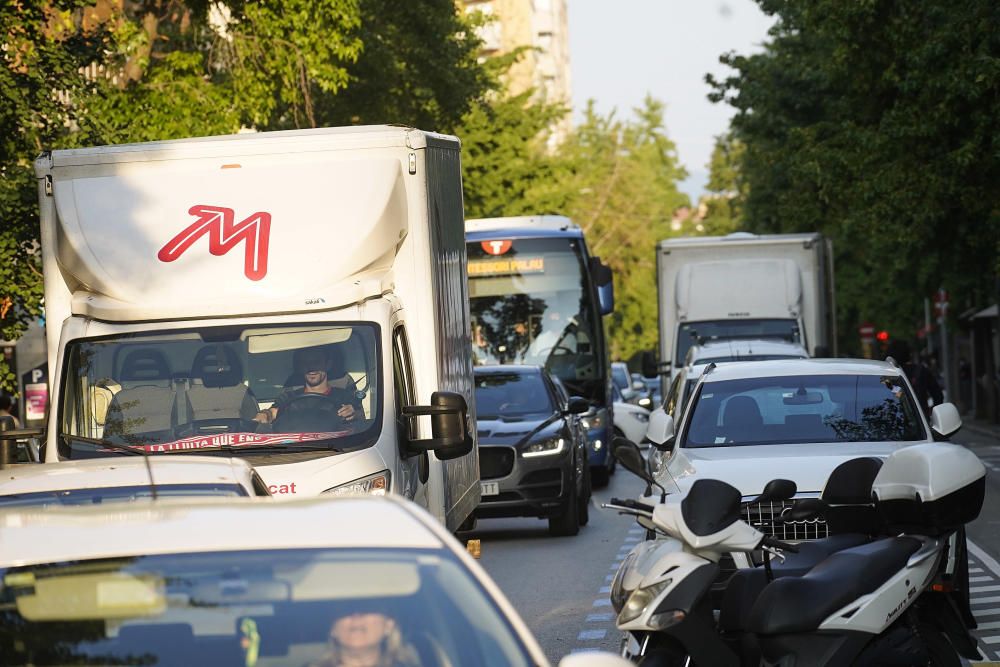 Cues al carrer de la Creu de Girona