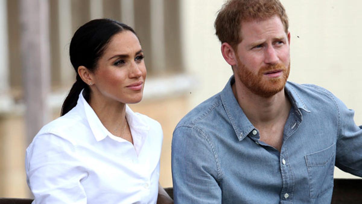 Meghan Markle con camisa blanca y pantalón negro