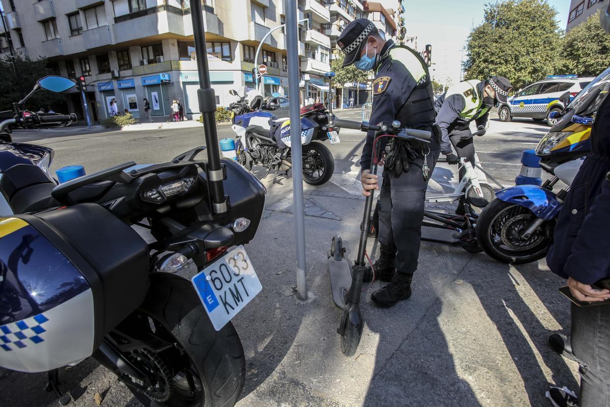 Primeras multas en Alicante a usuarios de patinetes por incumplir la ordenanza Primeras multas en Alicante a usuarios de patinetes por incumplir la ordenanza