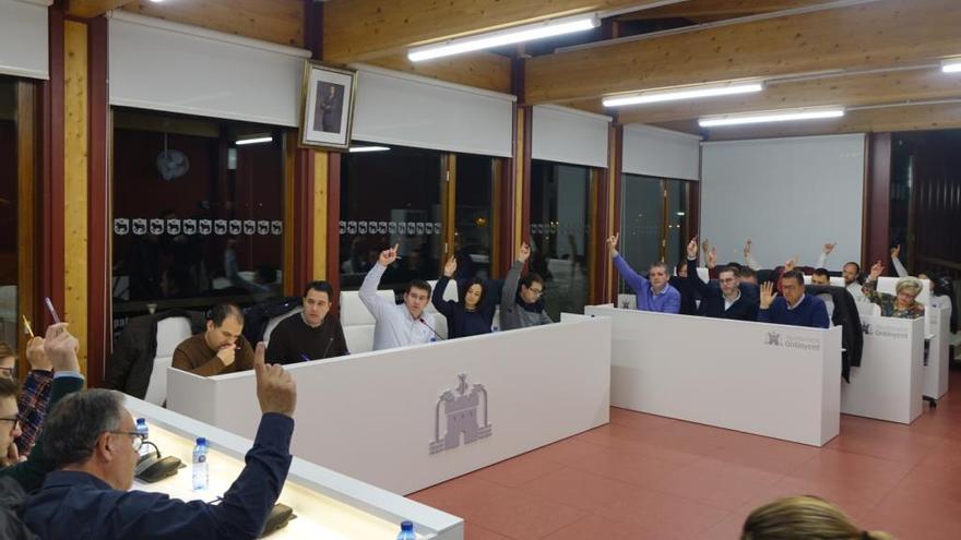 Regidores de Ontinyent en la votación en el pleno de este jueves