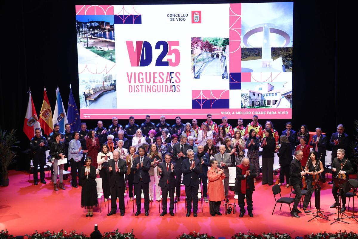 Entrega das Medallas de Ouro de Vigo e premios de vigueses distinguidos do 2025, cando foi galardoado Alonso Montero. Entrega das Medallas de Ouro de Vigo e premios de vigueses distinguidos do 2025, cando foi galardoado Alonso Montero.
