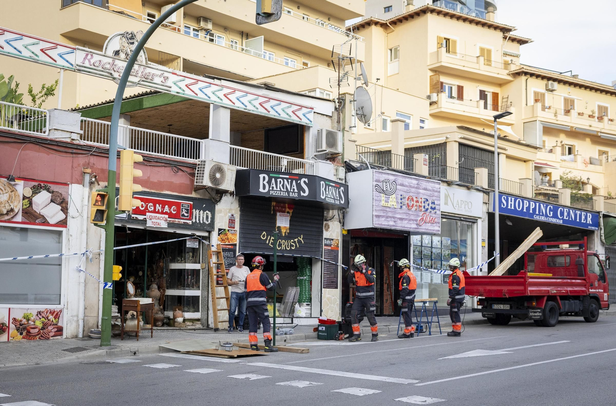 Precintan cinco locales comerciales y la terraza de un bar nocturno de Cala Major por riesgo de derrumbe