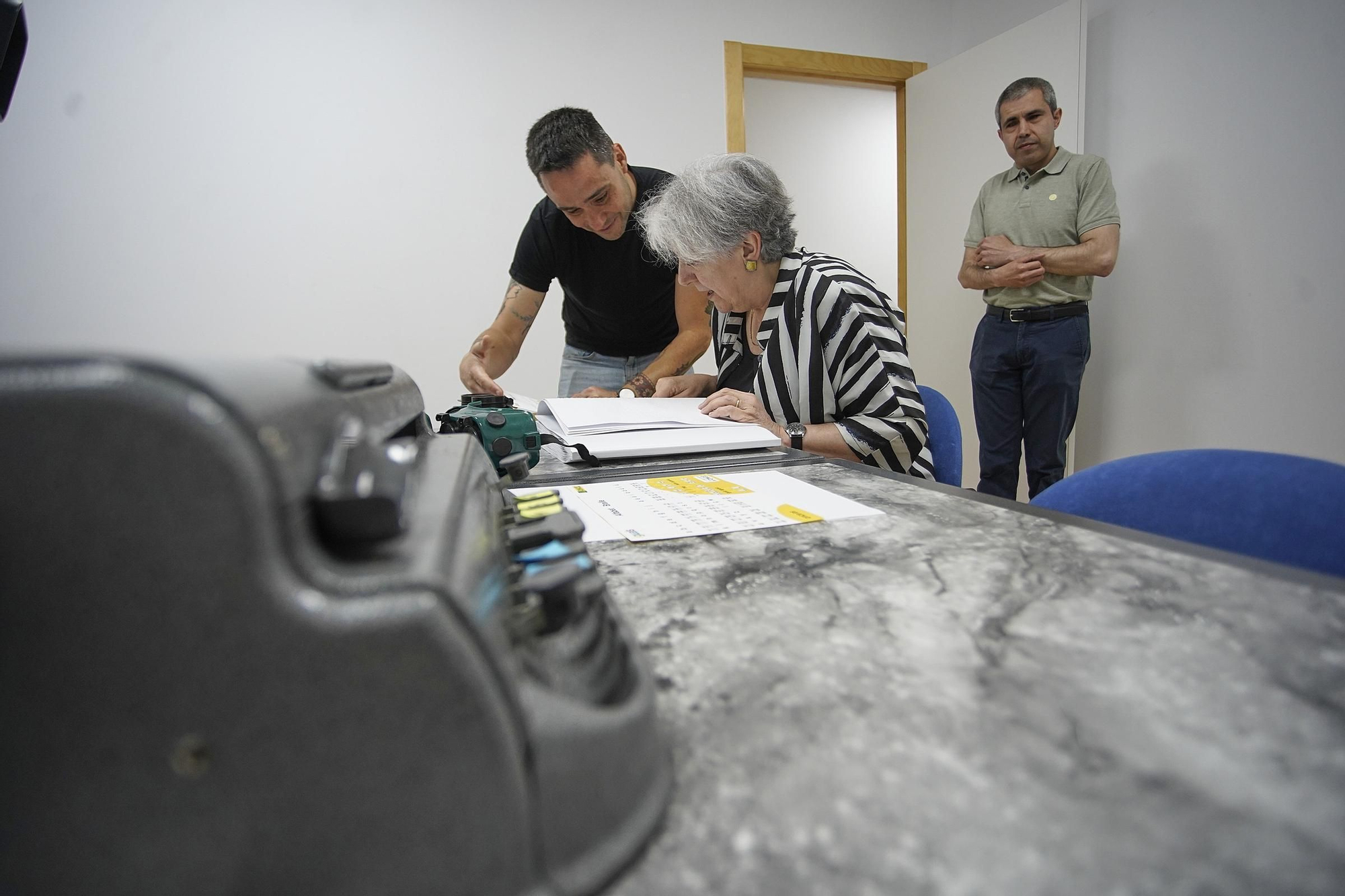 Les fotos de l’escriptora Maria Mercè Roca posant-se a la pell de les persones cegues