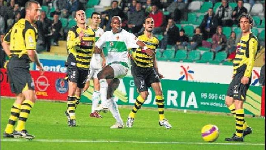 Williams y Miguel, en la imagen en el partido ante el Alavés, volverán a formar el dúo de ataque del Elche