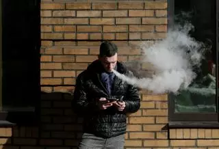 Los vapeadores le ganan la partida al tabaco entre los jóvenes