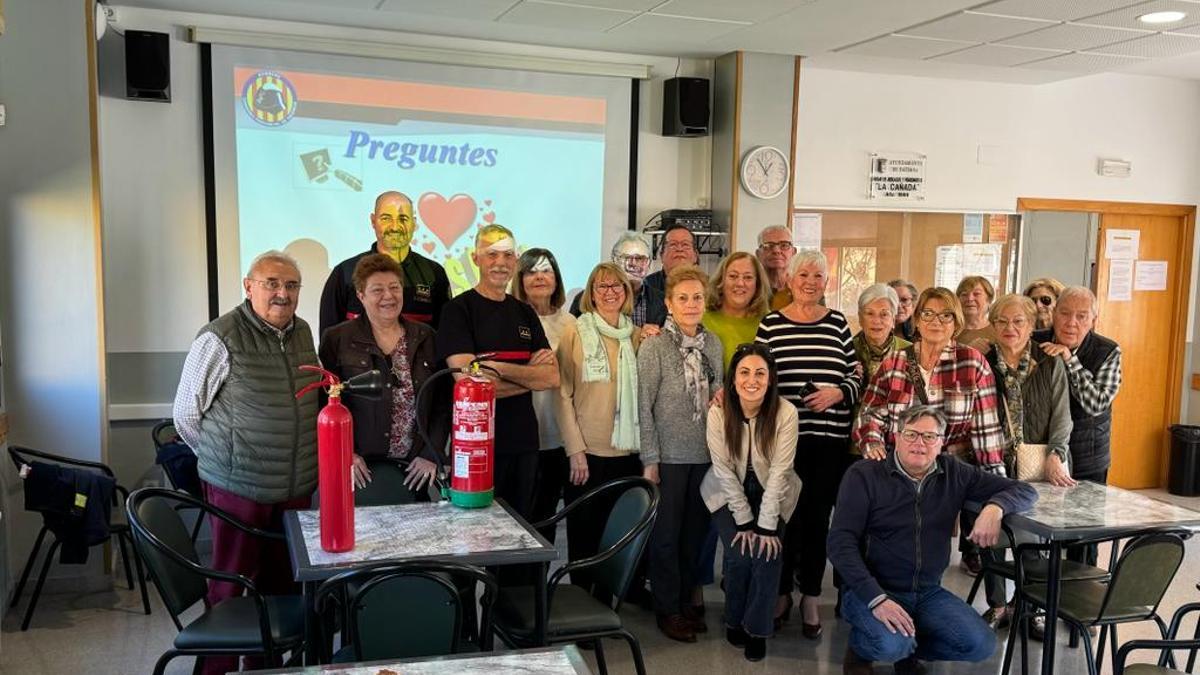 Charla de bomberos dirigidas a los mayores de La Canyada en Paterna