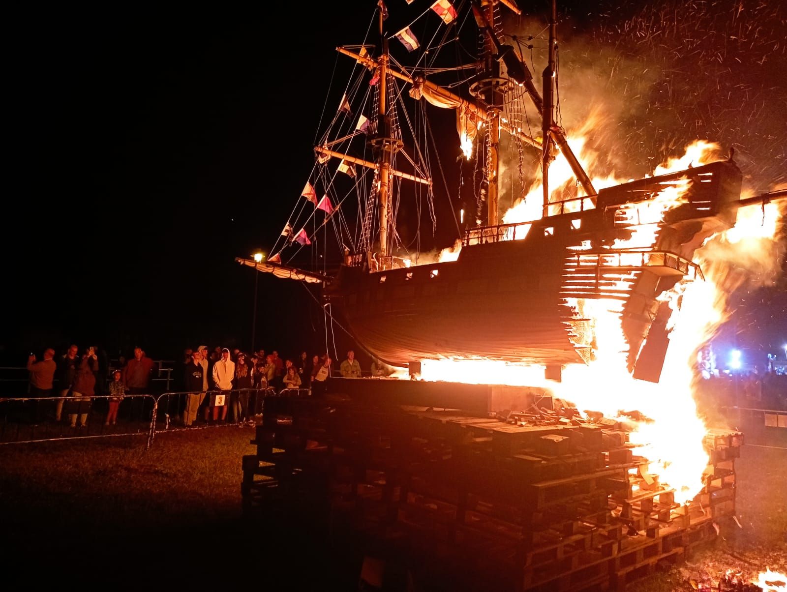 Así ardió el galeón de La Arena por San Juan