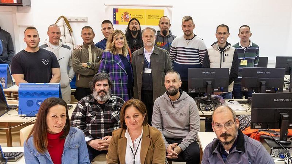 La directora de la cárcel (c), en el aula de la Uned junto al asesor , al fondo,  y los estudiantes.