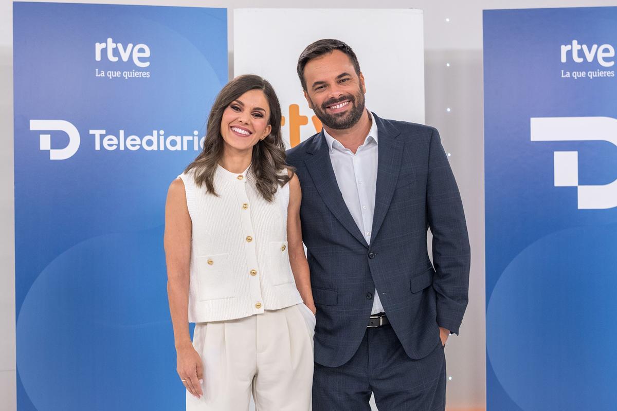 Lorena Baeza y Álex Barreiro, presentadores del informativo matinal de TVE.