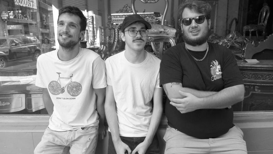 De izquierda a derecha: Pedro Q, Guille Solano y Twenty, los tres miembros fijos de Sistema Nervioso.