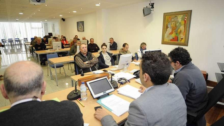 Miembros de la Mancomunidad Terras de Deza, ayer, durante el pleno. // Bernabé/Javier Lalín