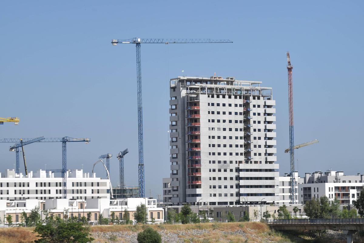 Obras, grúas, viviendas, Palmas Altas, Isla Natura, Sevilla, Junio 2025