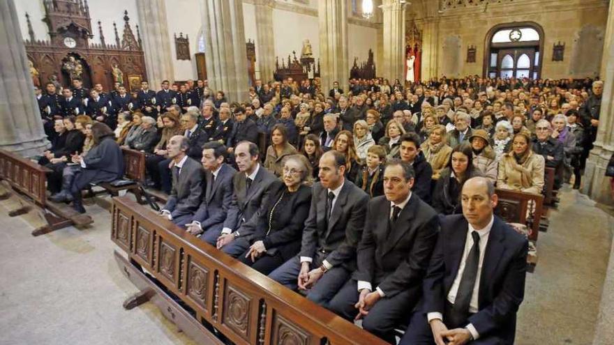 Los familiares del fallecido, en primer término, durante el funeral en Santiago de Vigo. // Marta G. Brea
