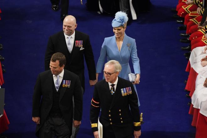 Zara Tindall y Mike Tindall en la coronación de Carlos III