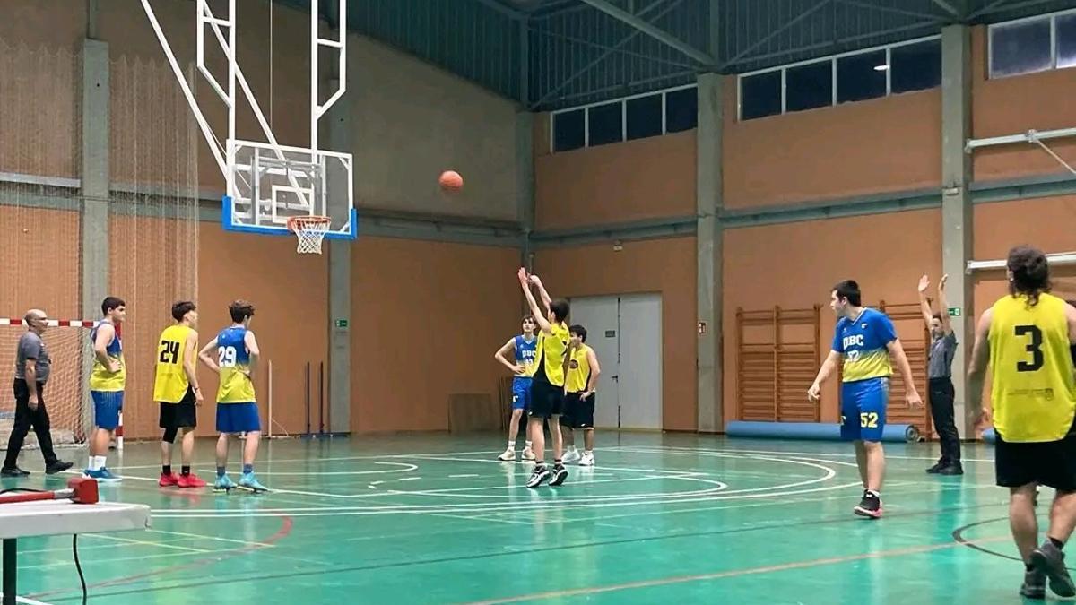 Un partido de baloncesto en el pabellón de Gata