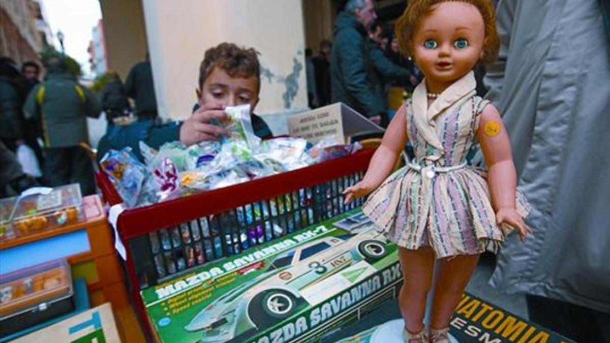 Parada del mercadillo 8 Un niño busca tesoros en la plaza de Masadas, el pasado domingo.