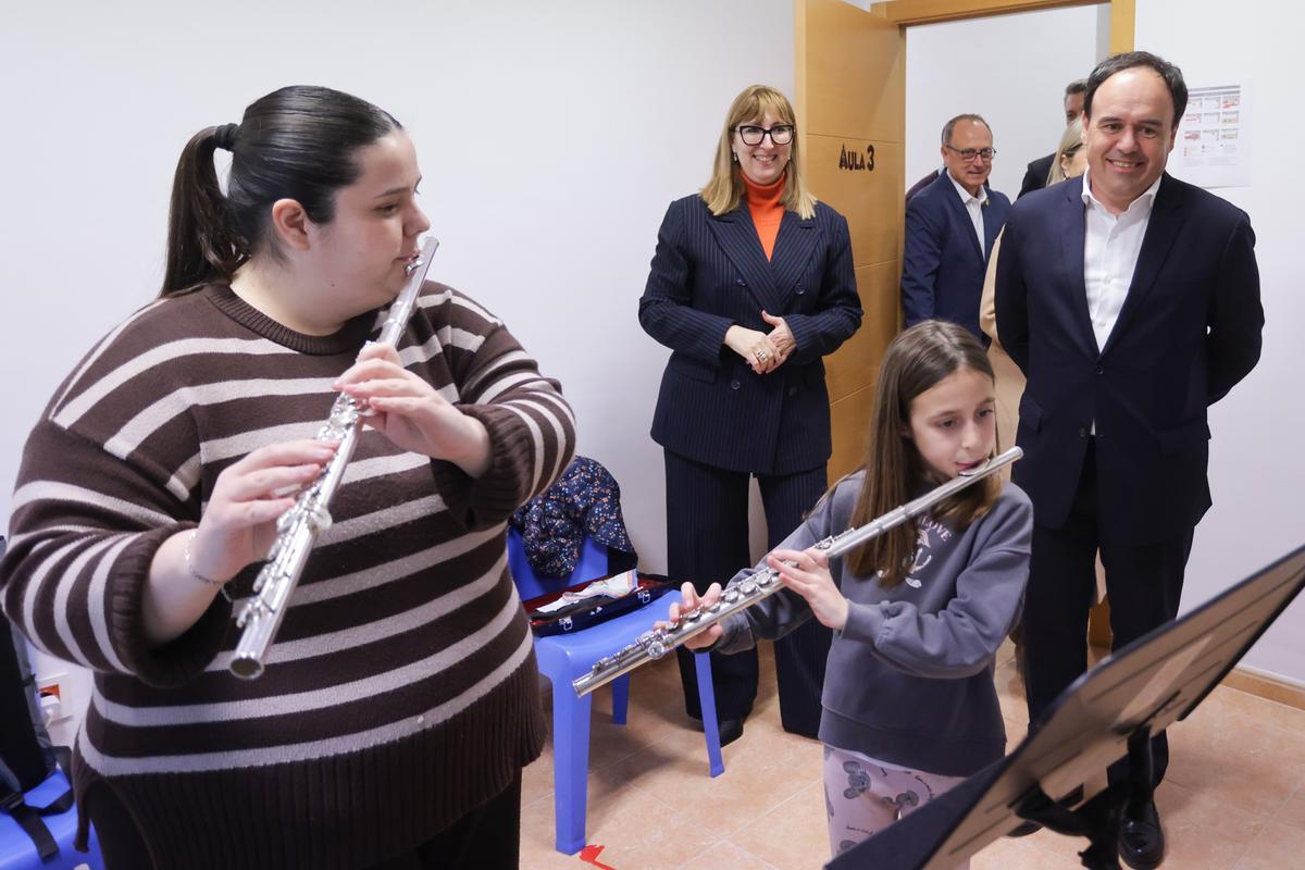 El president de la Generalitat ha visitado este martes una de las aulas de la Casa de la Música de Xilxes.