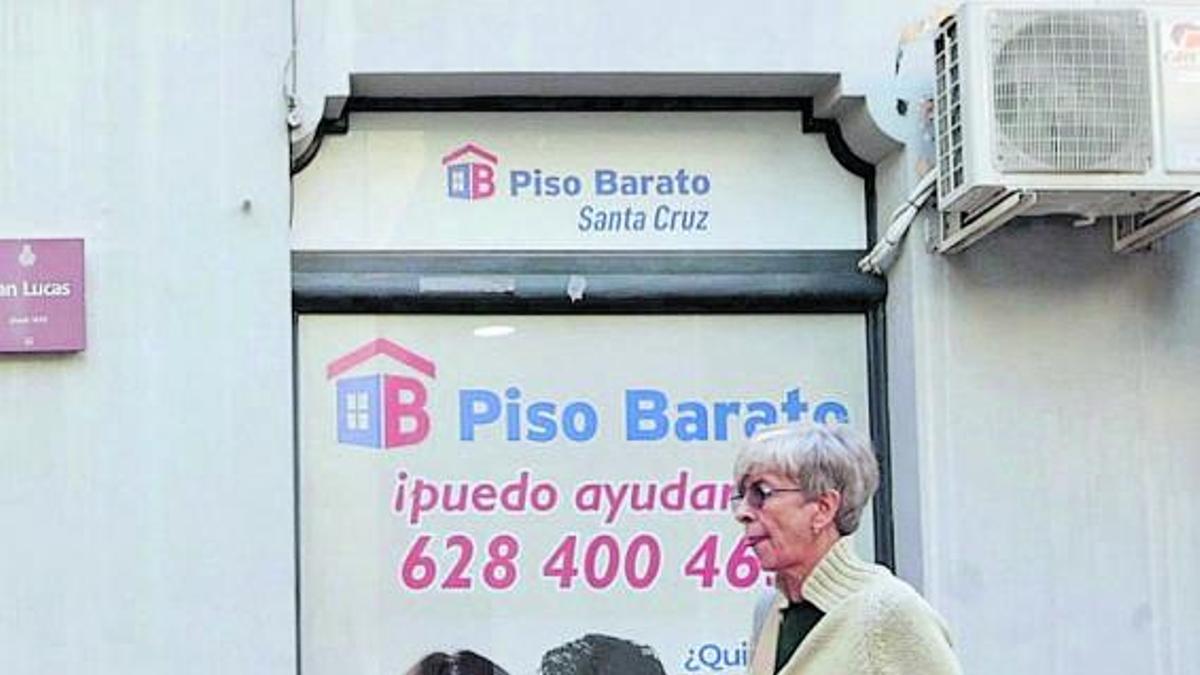 Una mujer pasa frente a la oficina de una inmobiliaria. | | MARÍA PISACA